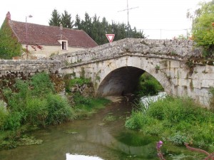 Le joli petit pont à l'entrée du village